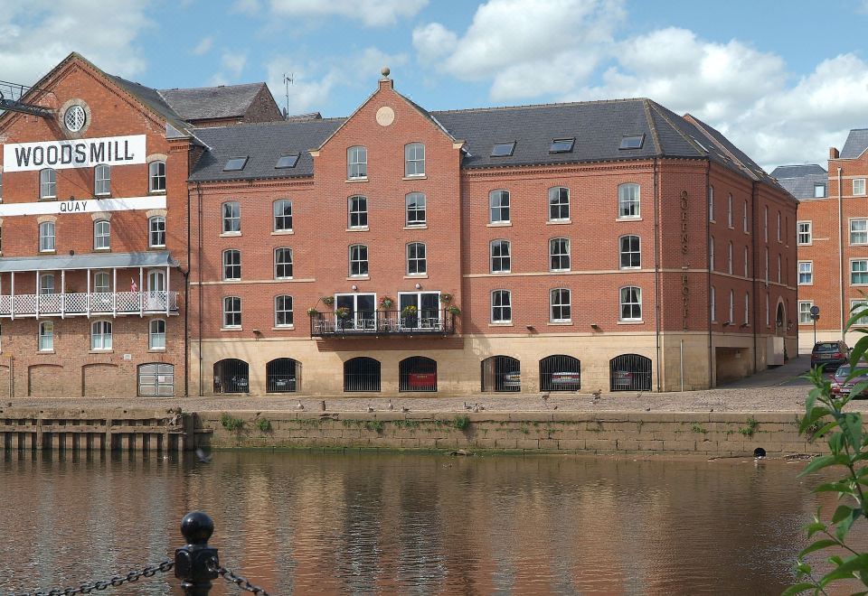 The Queens Hotel & Victoria Cloisters Apartments